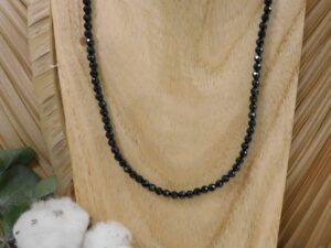Collier spinelle noire 4mm facettées