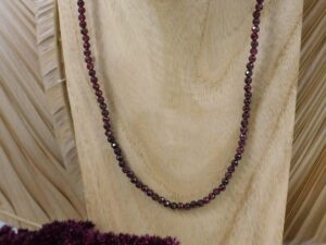 Collier grenat 4mm facettées