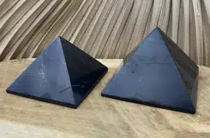 Pyramide shungite les deux taille