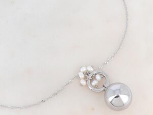 SAUTOIR AVEC BOLA DE GROSSESSE NACRE BLANCHE