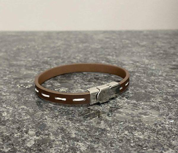 Bracelet cuir Marron fil blanc