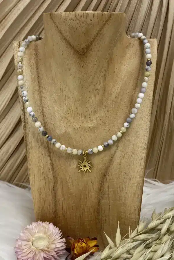 Collier opale dendritique étoile création dorée buste