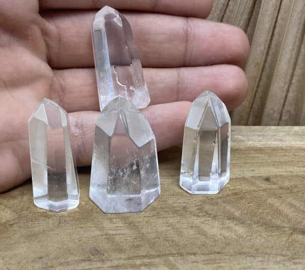 Pointe socle cristal de roche taille