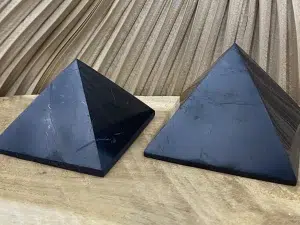 Pyramide shungite les deux taille