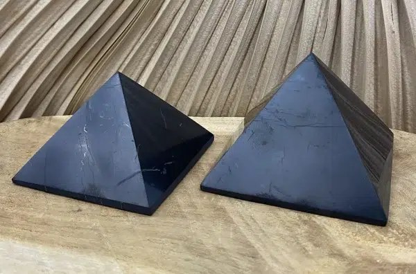Pyramide shungite les deux taille