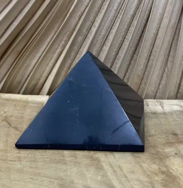 Pyramide shungite taille 1