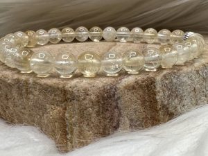 Un bracelet en citrine composée de perles 6mm enfilées sur un élastique.