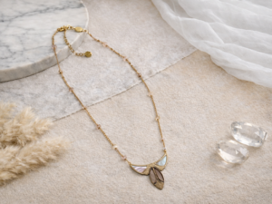 COLLIER NACRE ET ACIER INOXYDABLE DORÉ