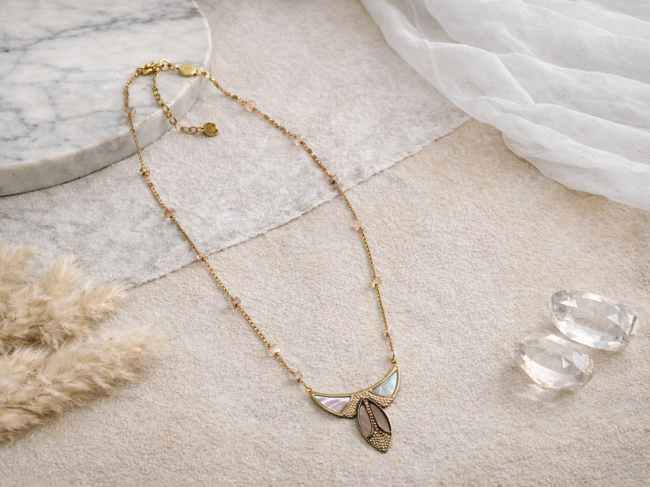 COLLIER NACRE ET ACIER INOXYDABLE DORÉ